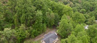NEW Colorful Cottage + Hot Tub + Pets + 15 min to LAKE

