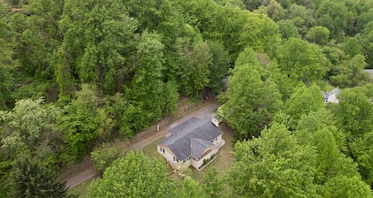 NEW Colorful Cottage + Hot Tub + Pets + 15 min to LAKE
