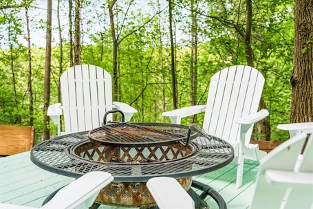 Property grounds. NEW Colorful Cottage + Hot Tub + Pets + 15 min to LAKE