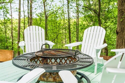 NEW Colorful Cottage + Hot Tub + Pets + 15 min to LAKE
