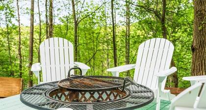 NEW Colorful Cottage + Hot Tub + Pets + 15 min to LAKE