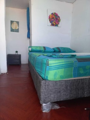 Basic Double Room | Bed sheets - Afronautica zulu hostel (Cartagena)