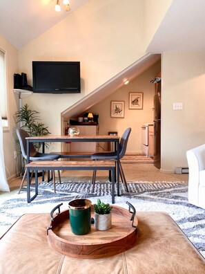 Dining - Walkable 2BR Sugar Mountain Boho Condo Retreat with Private Creekside Balcony (Sugar Mountain)