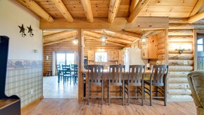 Un intérieur en bois comprenant un coin cuisine, une table à manger et des chaises.