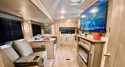 Entire Place, House+ RV Camper & Early Checking
