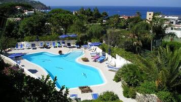 Kolam renang outdoor musiman, dengan payung kolam renang