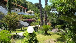 A lush garden with a white gazebo, palm trees, and a variety of plants. - Hotel Parco Conte (Casamicciola Terme)