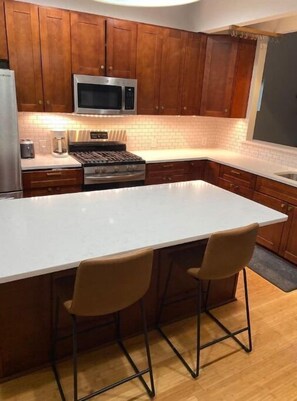 Réfrigérateur, four, plaque de cuisson