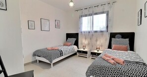 2 slaapkamers, een strijkplank/strijkijzer, reisbedje, gratis wifi