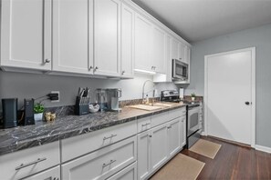 Kjøleskap, mikrobølgeovn, ovn og kokeplater