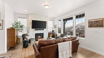 Smart TV, fireplace, ping pong, books