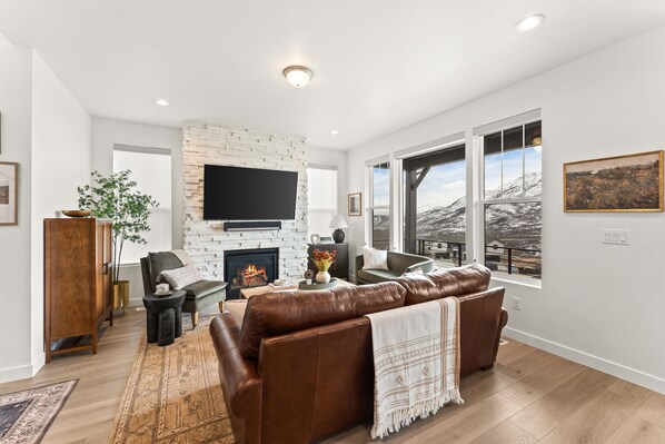 Smart TV, fireplace, ping pong, books - Large, hot tub, mtn. views, 2 car garage, e-bikes included! 3D Tour and Vid (Heber City)