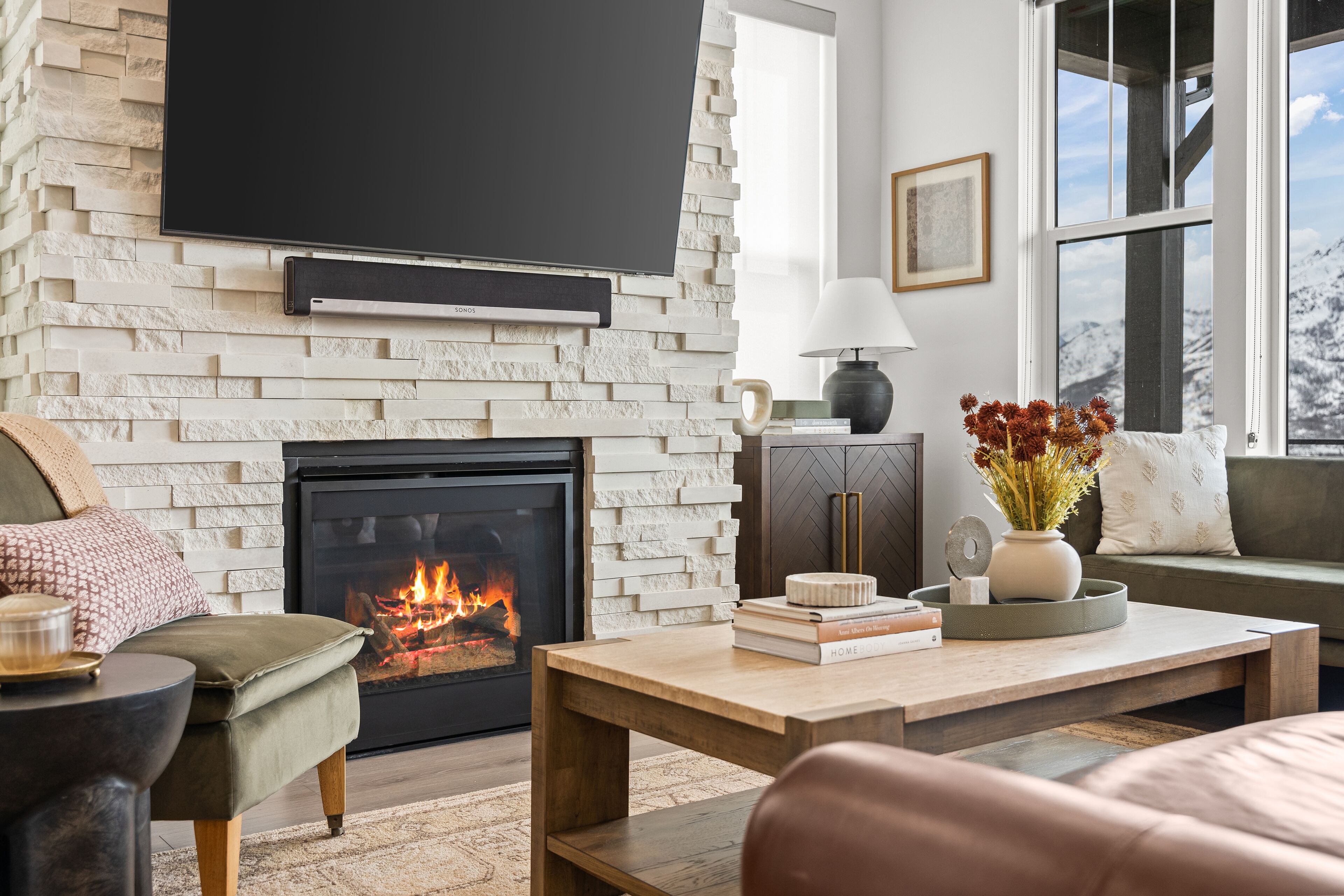 Smart TV, lareira, mesa de pingue-pongue, livros