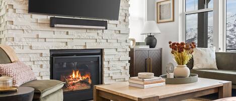 Una Smart TV, una chimenea, una mesa de tenis de mesa, libros