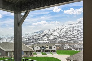 Property grounds - Large, hot tub, mtn. views, 2 car garage, e-bikes included! 3D Tour and Vid (Heber City)