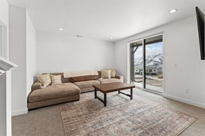 Smart TV, fireplace, ping pong, books