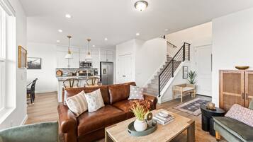 Smart TV, fireplace, ping pong, books