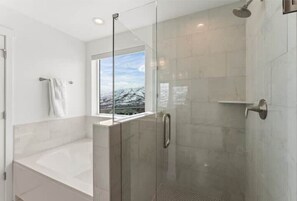 Douche, séchoir à cheveux, serviettes fournies, shampooing