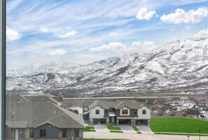 Exterior - Large, hot tub, mtn. views, 2 car garage, e-bikes included! 3D Tour and Vid (Heber City)