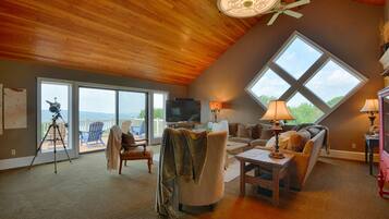 Een smart-tv, een open haard en een kantoor