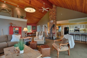 Smart TV, fireplace, offices - Hilltop Retreat June-Oct -10% 5 nights or more (Auto Applies) (Tully)