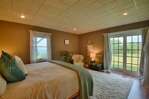 4 bedrooms, desk, iron/ironing board, free WiFi - Hilltop Retreat June-Oct -10% 5 nights or more (Auto Applies) (Tully)