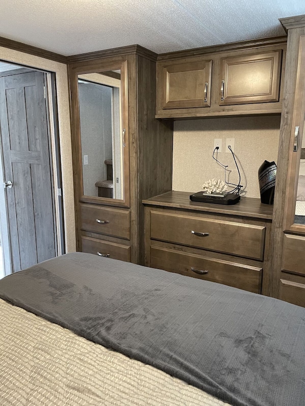 1 bedroom, desk, WiFi, bed sheets