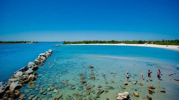 Aurinkotuoleja, rantapyyhkeitä, kalastusmahdollisuus