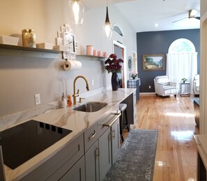 雪櫃、微波爐、焗爐、爐具