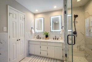Hair dryer, towels, soap, shampoo - Mid-Century flair w/ HOT TUB by the lake! (Rockwall)