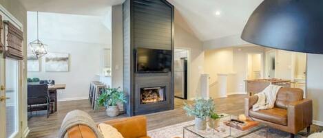 Smart TV, chimenea, futbolito y libros