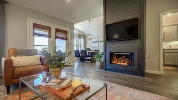 TV connectée, cheminée, baby-foot, livres