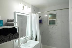 Haartrockner, Handtücher, Seife, Shampoo