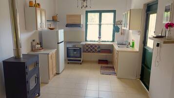 Een koelkast, een oven, een koffiezetapparaat/waterkoker