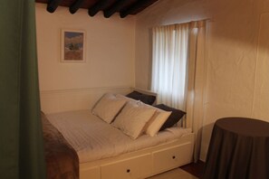 1 bedroom, bed sheets