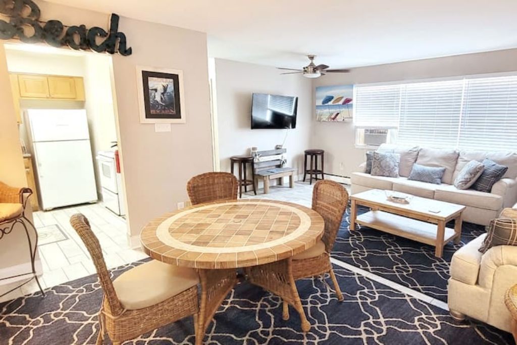 Great unit - great location! Unit 4
