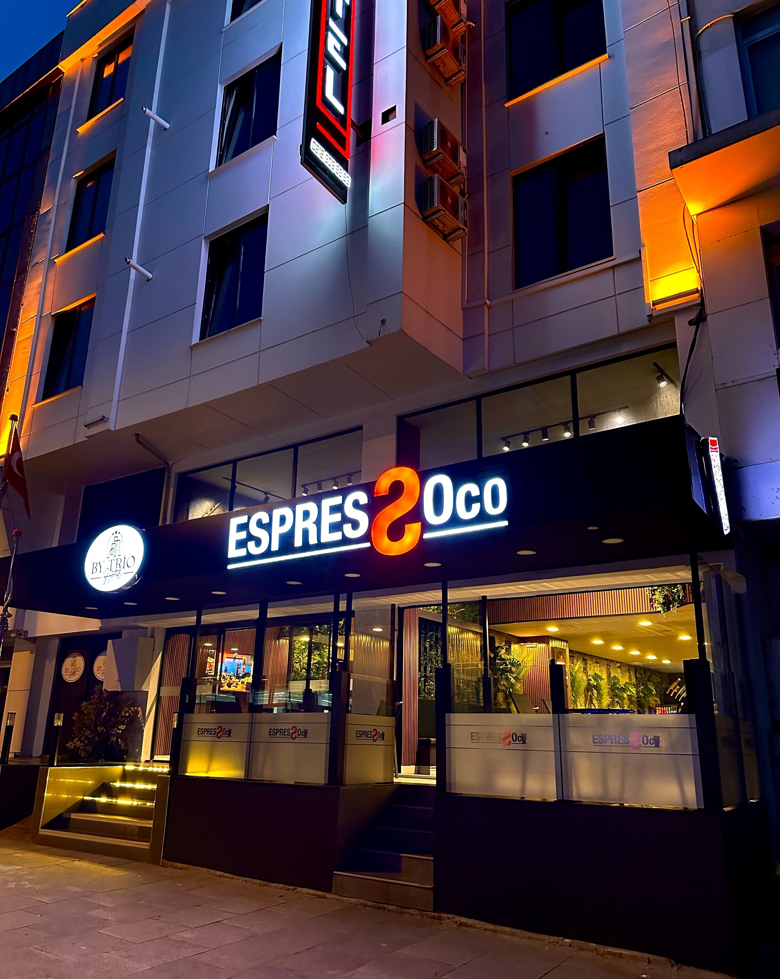 Vista frontal de la propiedad