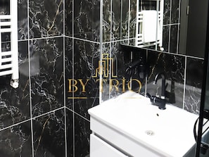 Quarto standard | Banheiro | Chuveiro, chuveiro com efeito de chuva, secador de cabelo, chinelos