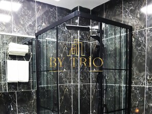 Chambre Standard | Salle de bain | Douche, douche à « effet pluie », sèche-cheveux, chaussons