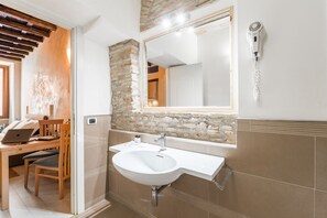 Whirlpool, Haartrockner, Bidet, Handtücher