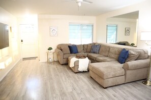 Smart TV, table tennis - Great Pool Home with Movie Room ! (Port St. Lucie)