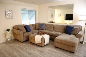 Smart TV, table tennis - Great Pool Home with Movie Room ! (Port St. Lucie)