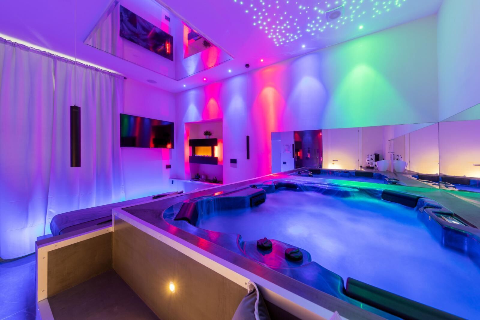 Phòng Club | Bộ đồ giường cao cấp, chăn bông, nệm cao su hoạt tính (memory foam) 