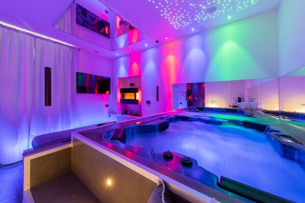 Club Room | Premium bedding, down comforters, memory foam beds - NAPOLI RELAX (Naples)