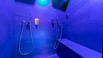 Junior Room | Bathroom