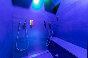 Junior Room | Bathroom | Separate tub and shower, jetted tub, hydromassage showerhead, hair dryer