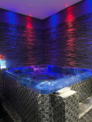 Club Room | Premium bedding, down duvets, memory-foam beds, individually furnished - NAPOLI RELAX (Naples)