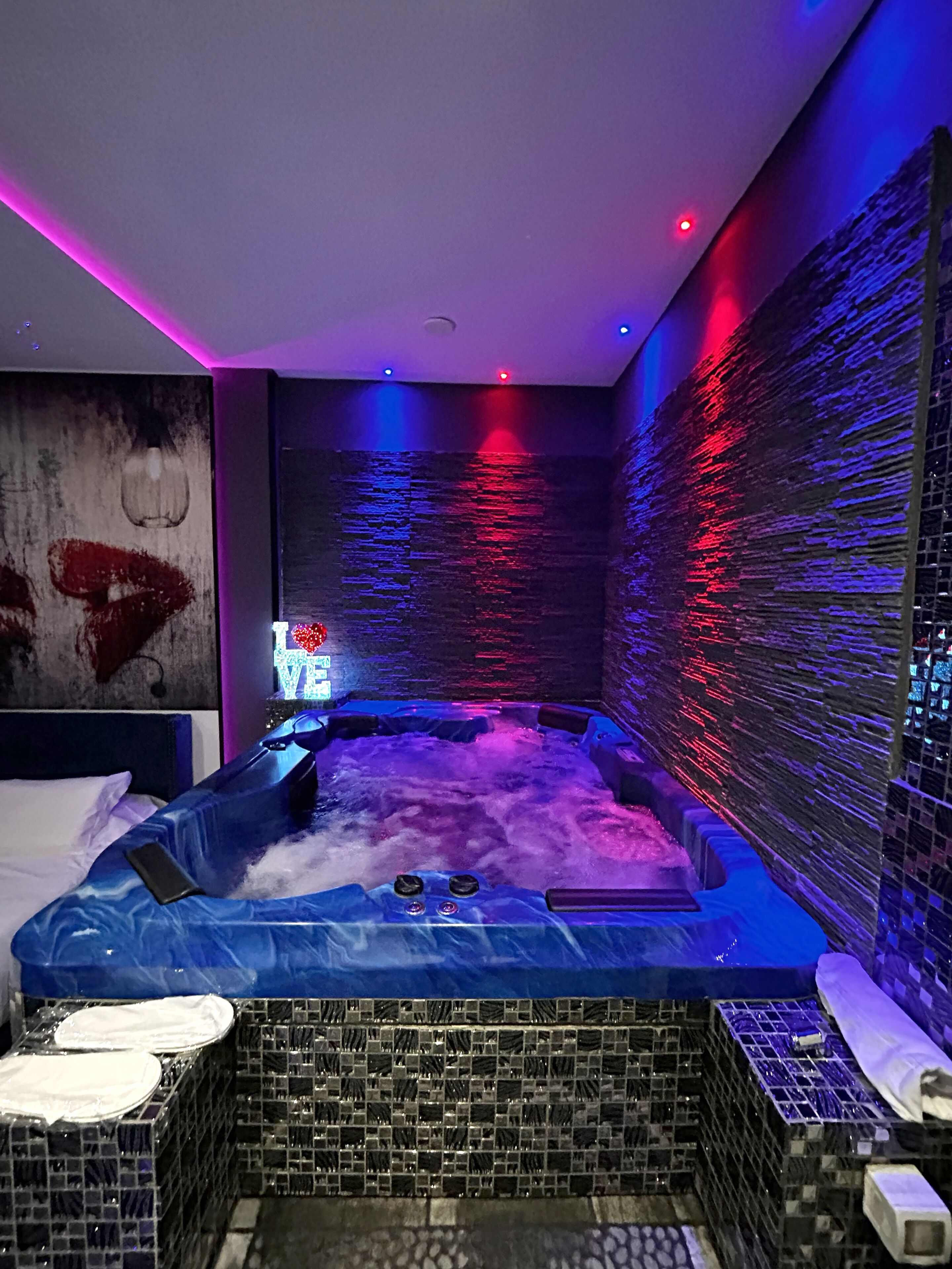 Phòng Club | Bộ đồ giường cao cấp, chăn bông, nệm cao su hoạt tính (memory foam) 