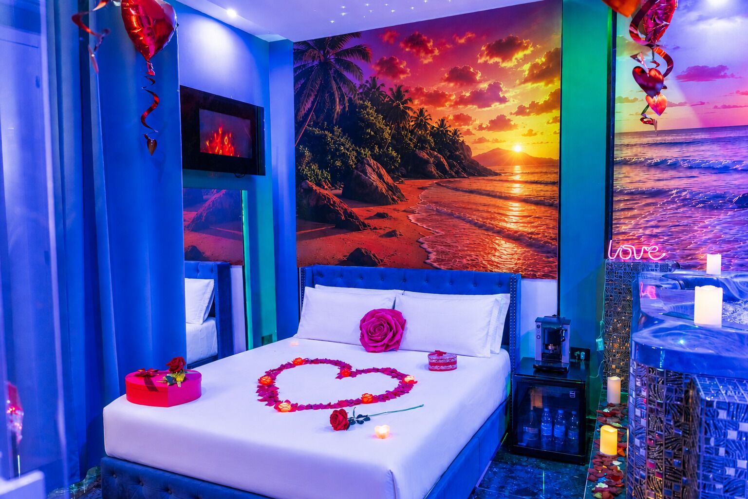 Una habitación con cama, un mural en la pared y un letrero de neón.