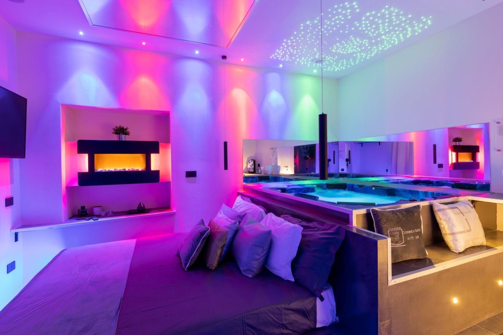 Phòng Club | Bộ đồ giường cao cấp, chăn bông, nệm cao su hoạt tính (memory foam) 